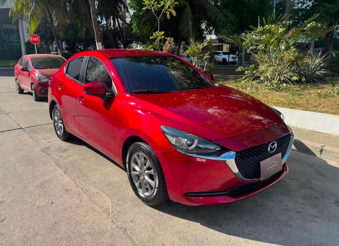 Mazda 2 Sedán rojo tres cuartos