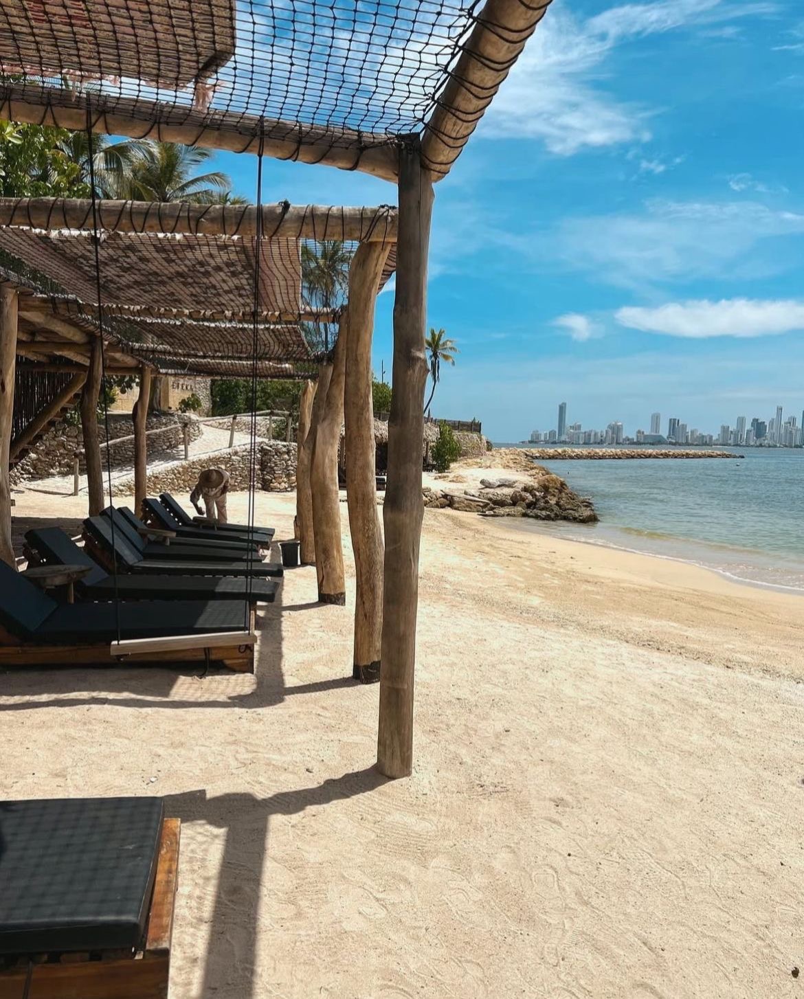 Camas frente al mar con skyline de Cartagena