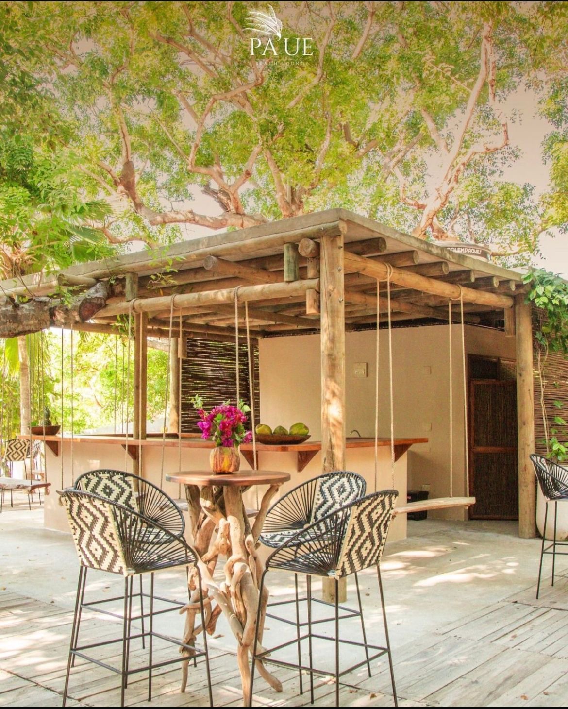 Bar bajo el árbol con sillas altas