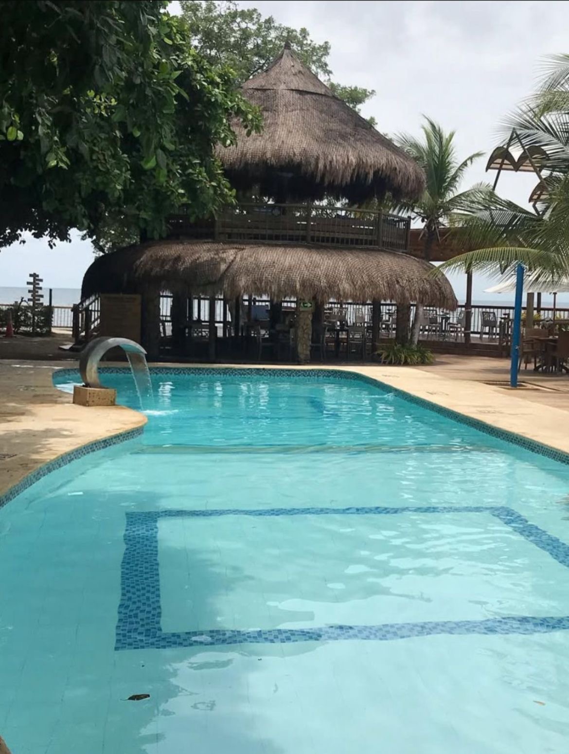 Piscina con kiosko frente al mar