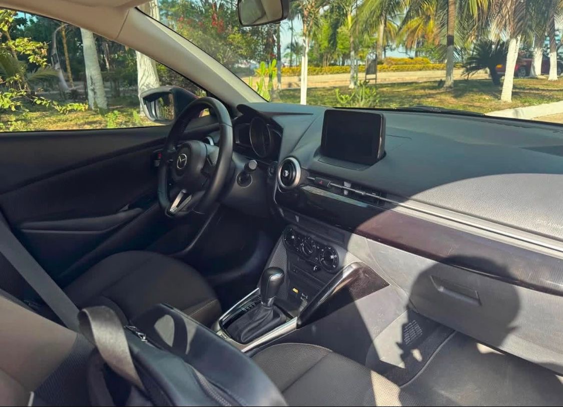Interior Mazda 2 con pantalla