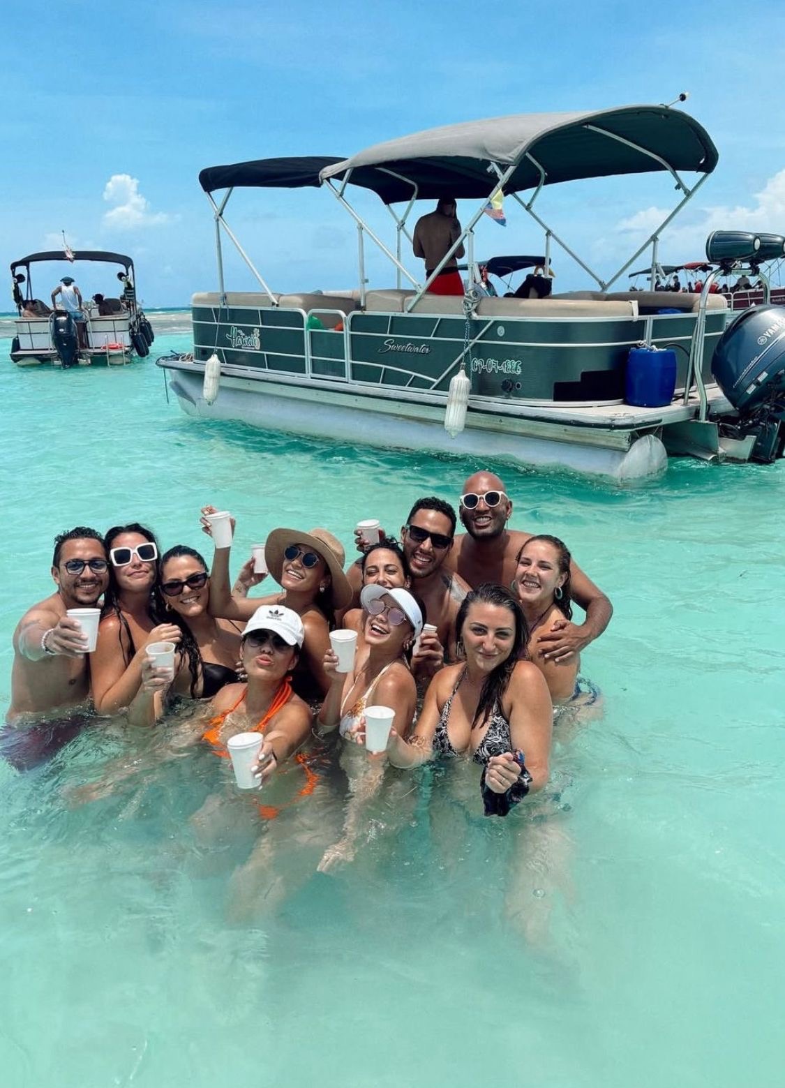 Grupo disfrutando en el mar junto al pontón en San Andrés