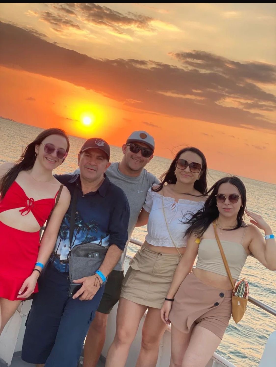 Grupo de amigos disfrutando el atardecer en el Bequia