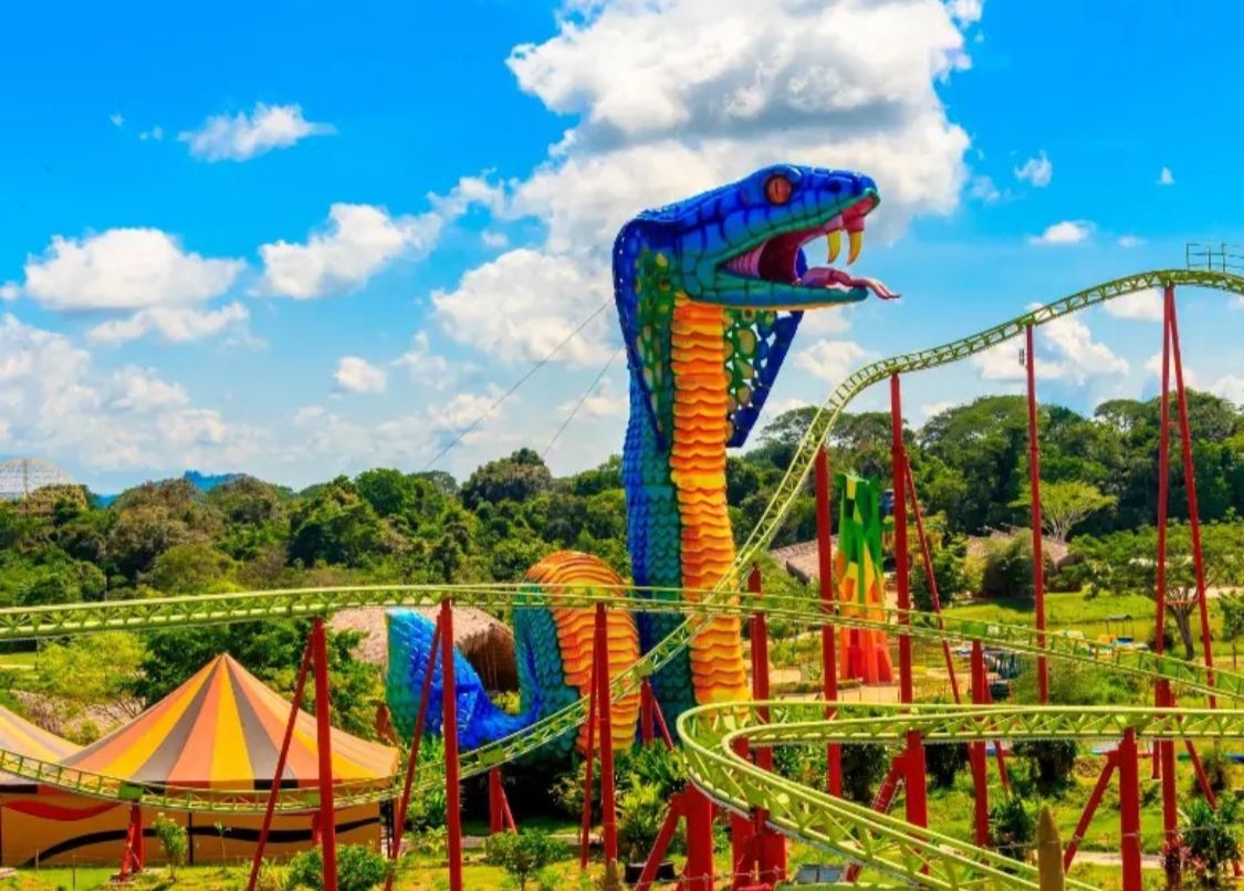 Cobra gigante y montaña rusa en Hacienda Nápoles
