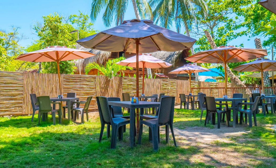 Restaurante al aire libre con sombrillas