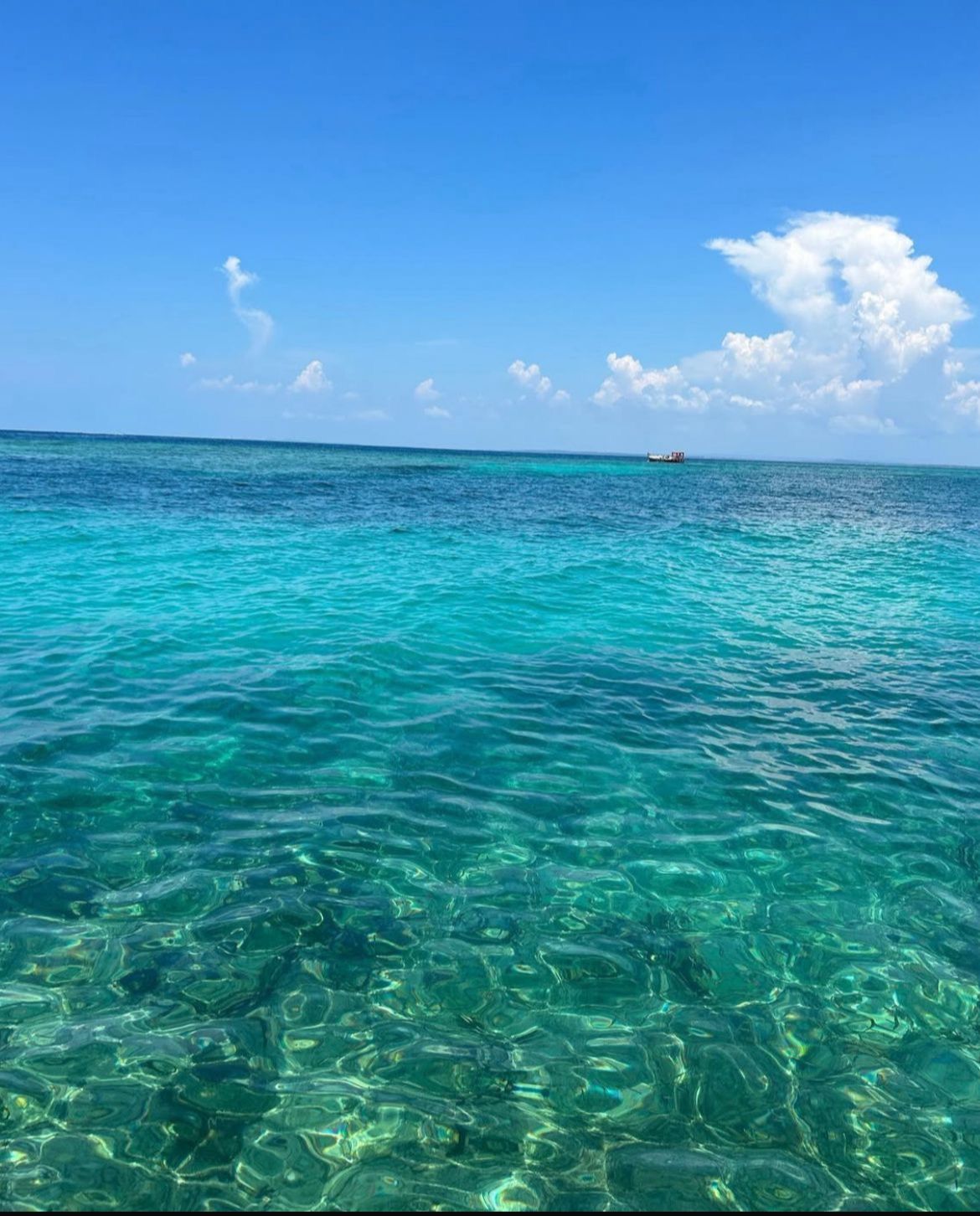 Isla Pirata Estándar - mar cristalino y cielo azul