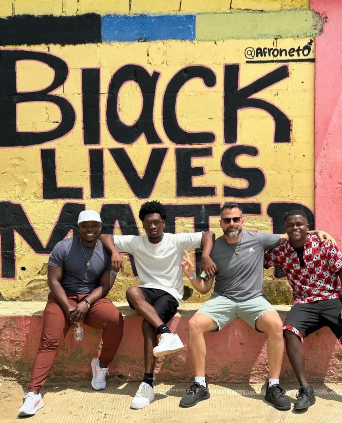 Mural Black Lives Matter con visitantes en Palenque