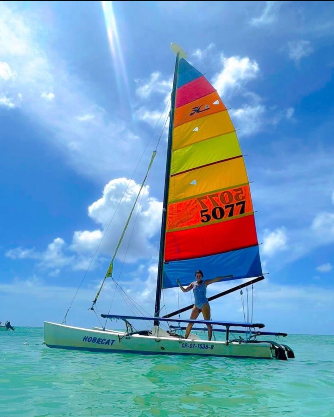 Velero regatta con vela multicolor en San Andrés