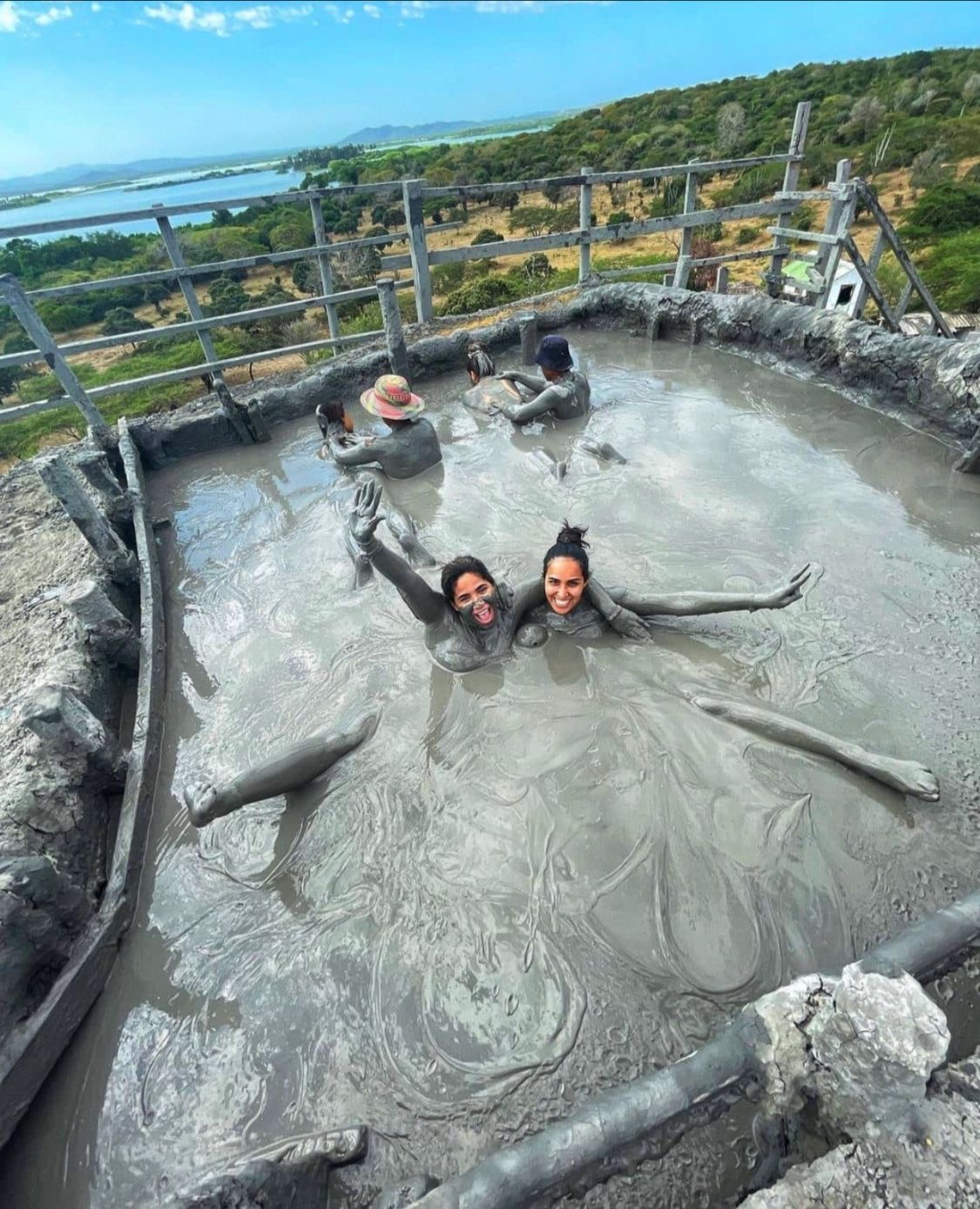 Piscina natural de lodo en la cima del volcán