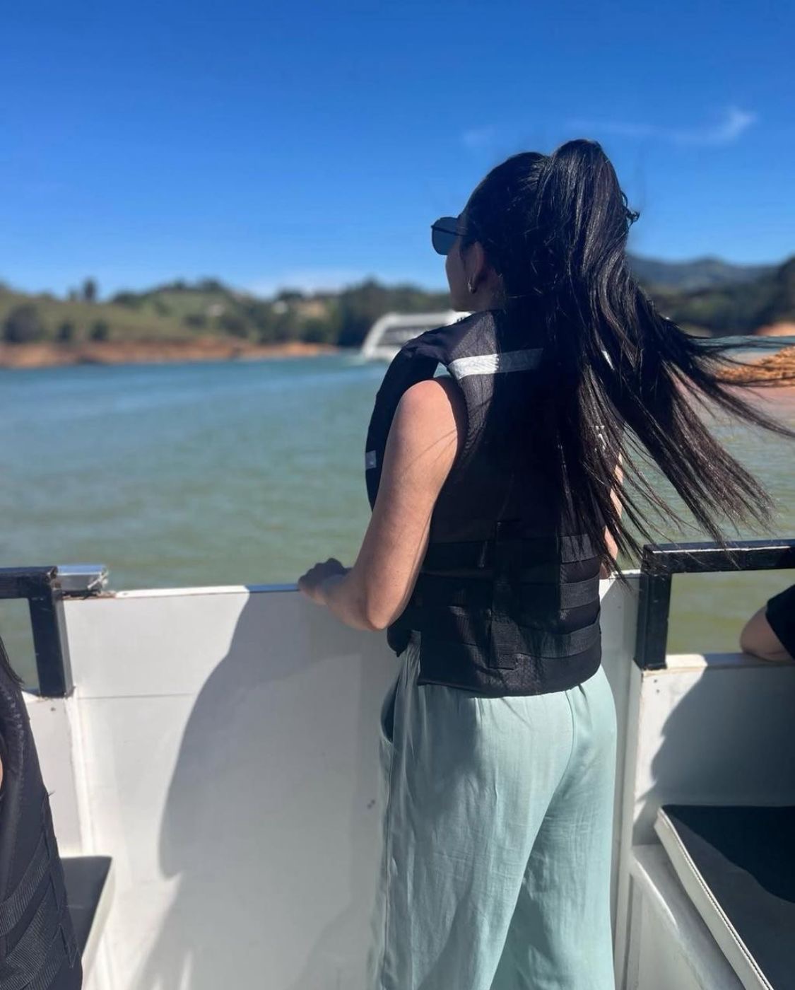 Paseo en barco por la represa
