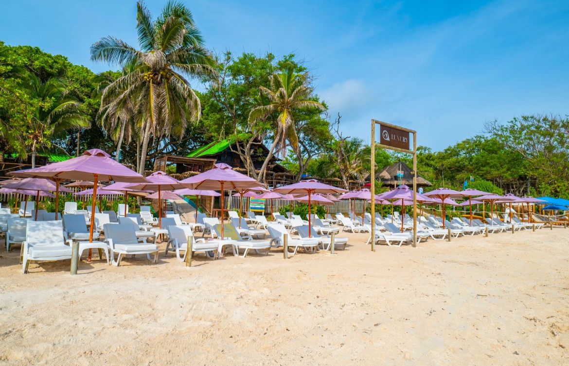 Letrero Luxury Beach Club en la playa