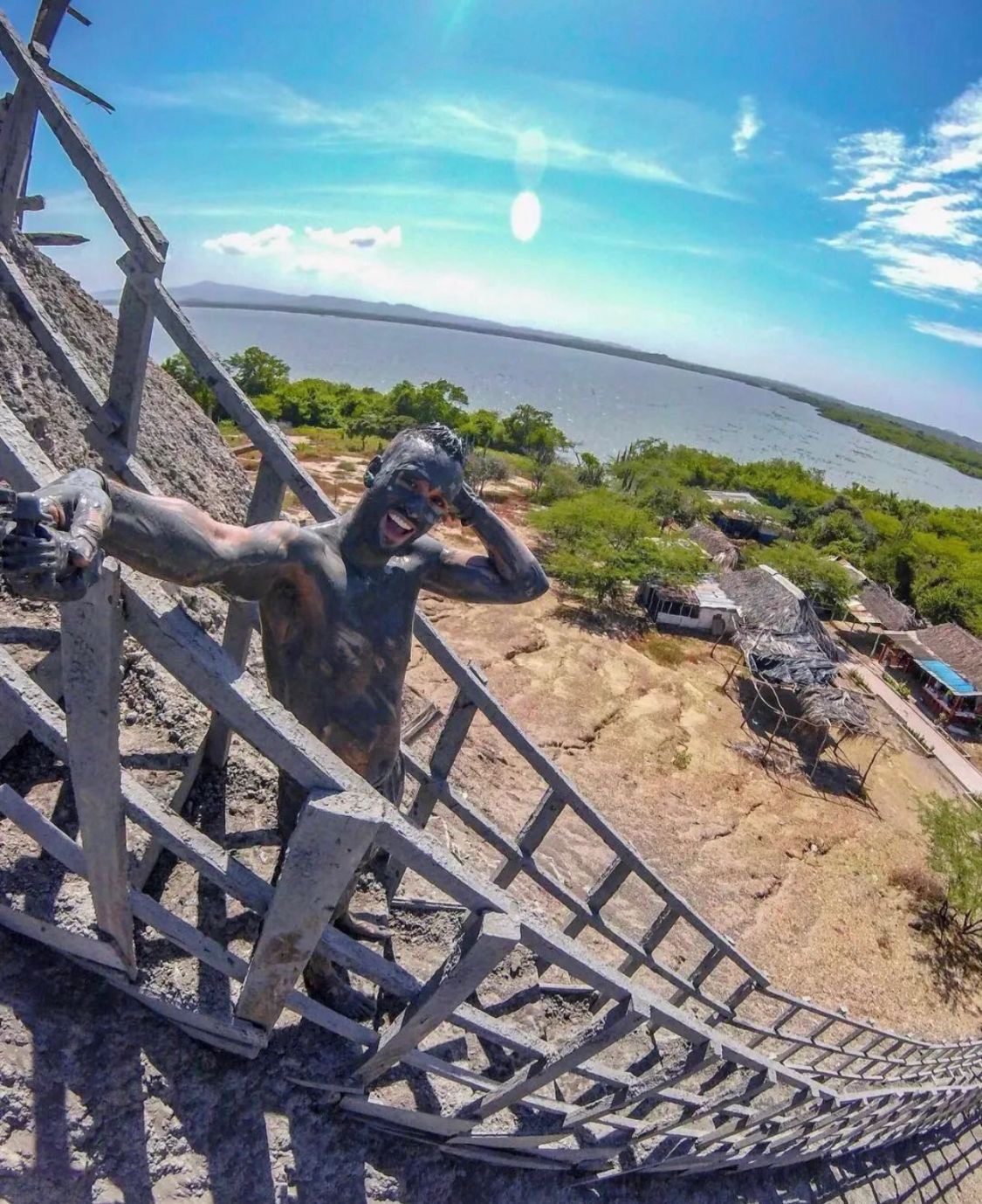 Escaleras al cráter del Volcán del Totumo con vista a la ciénaga