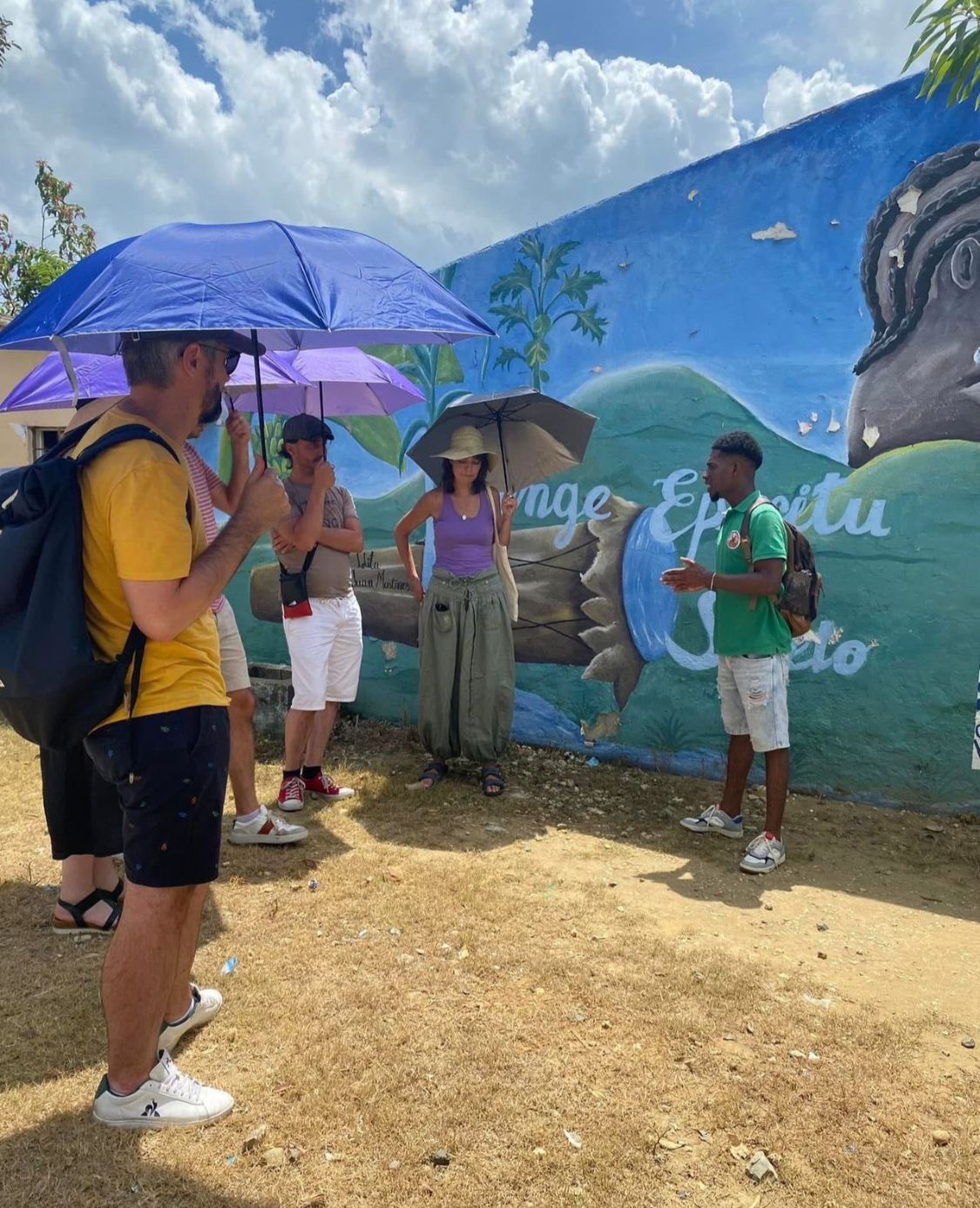 Guía nativo contando la historia frente a un mural