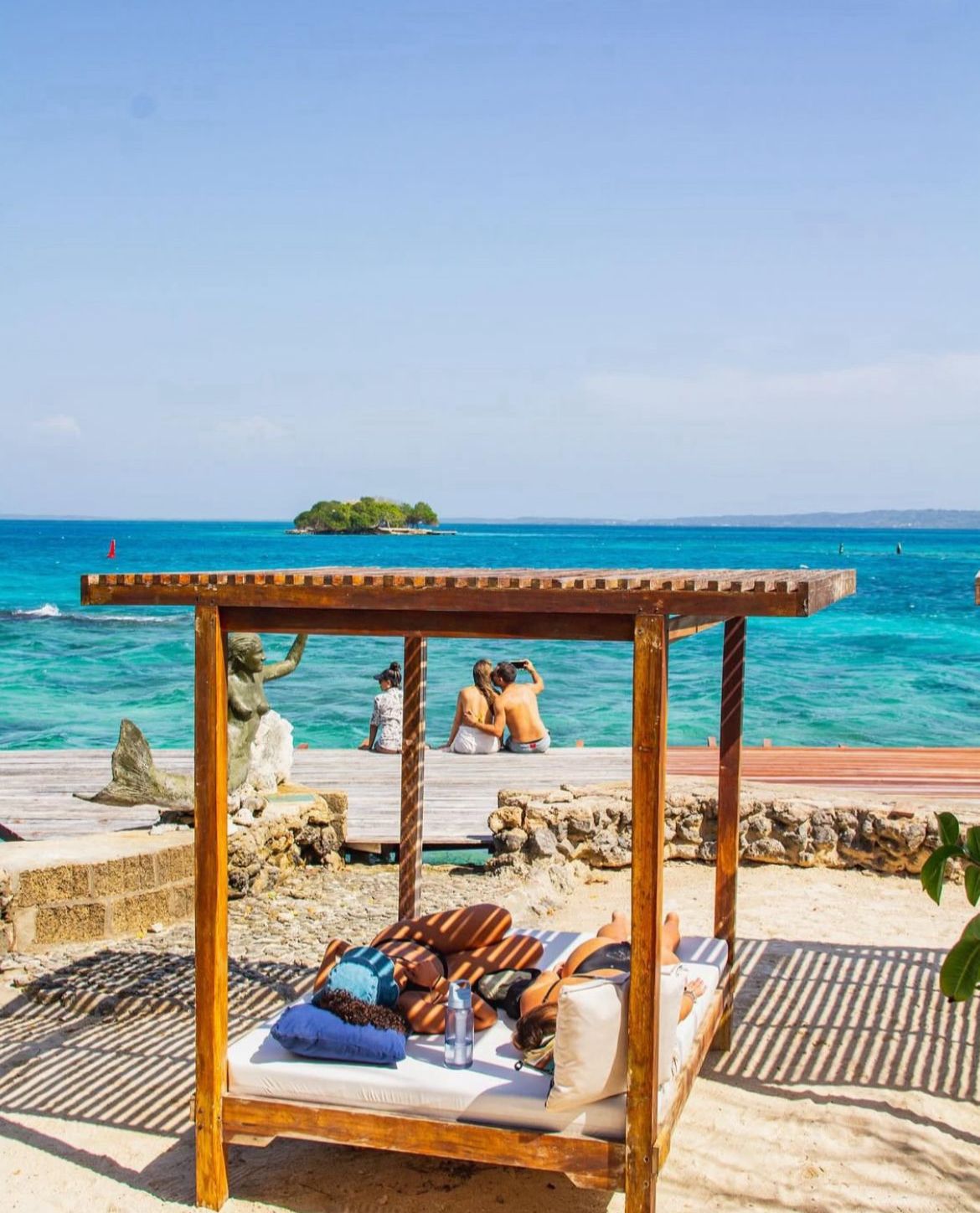 Isla Pirata Estándar - cama balinesa con sombra en la playa
