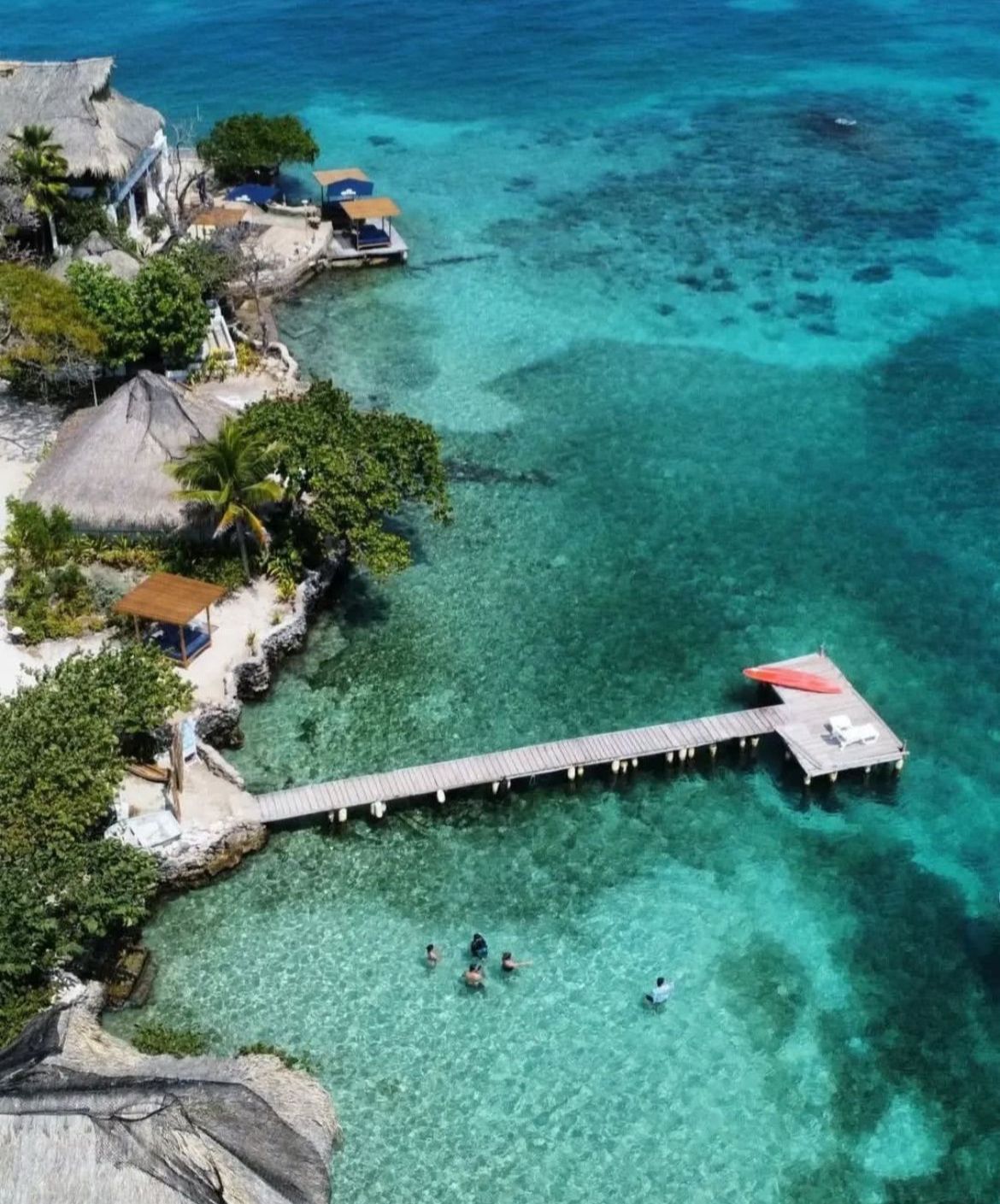 Isla Pirata Estándar - vista aérea del muelle y arrecifes