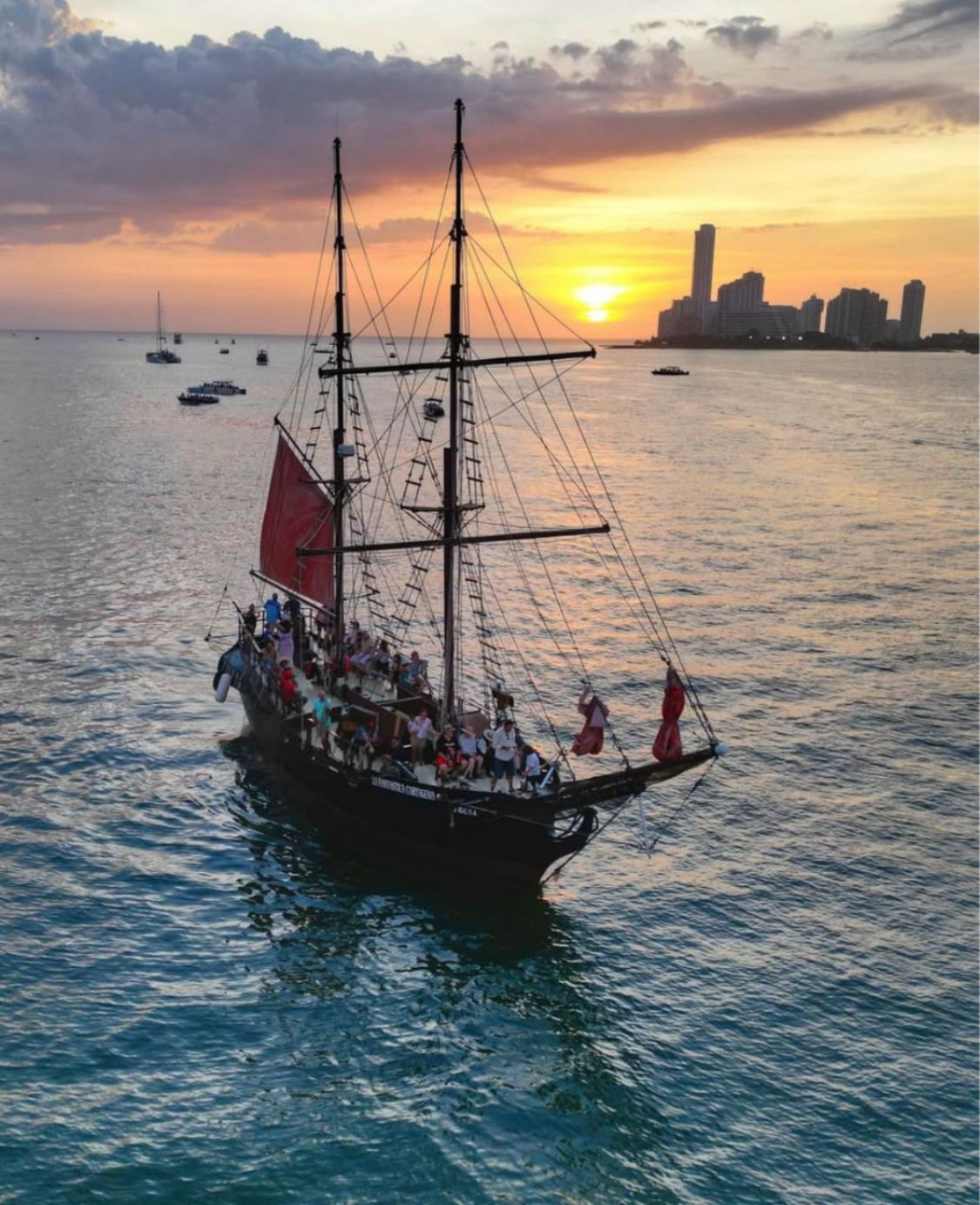 Barco pirata navegando frente al skyline de Cartagena