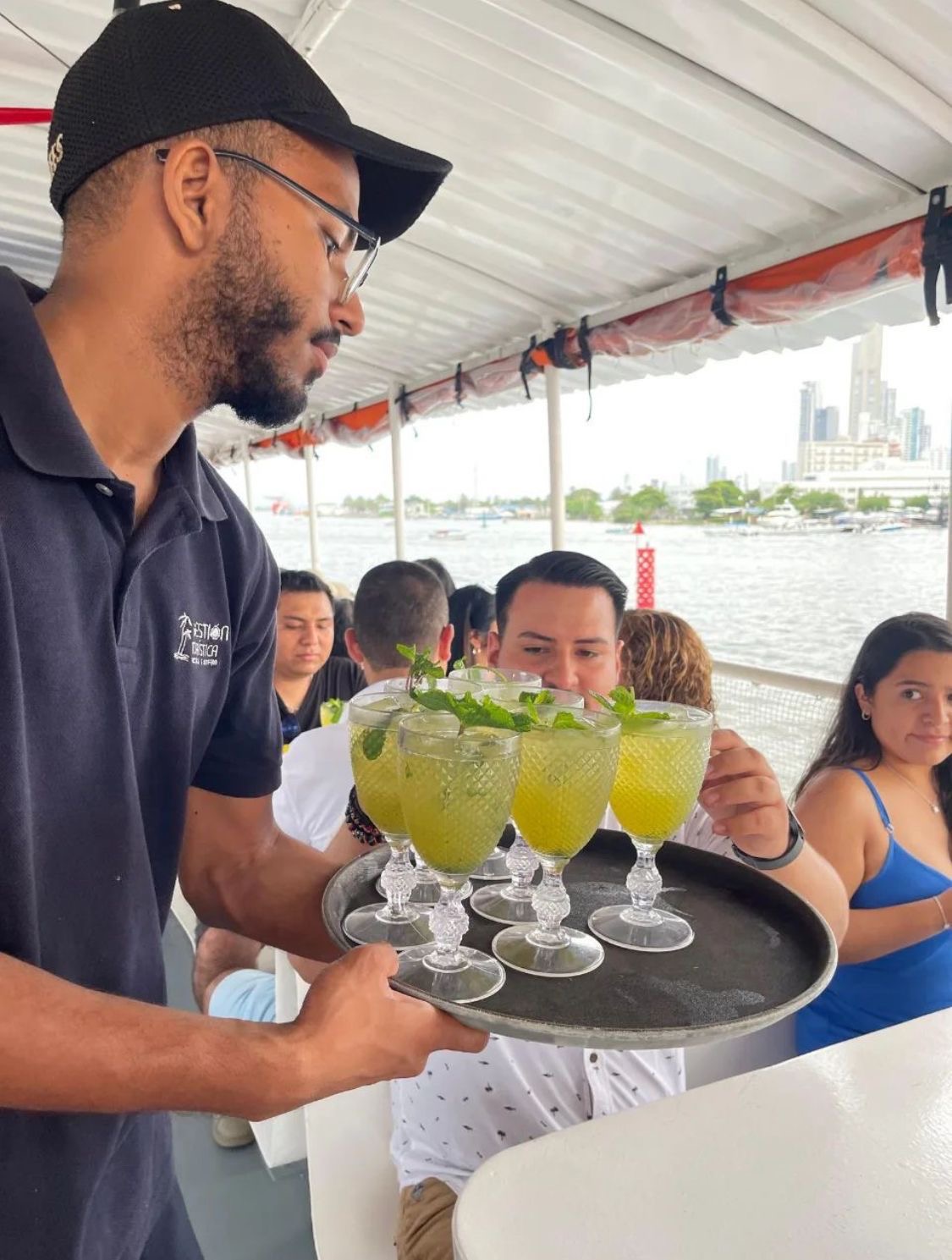 Barra libre de cócteles a bordo del Bequia
