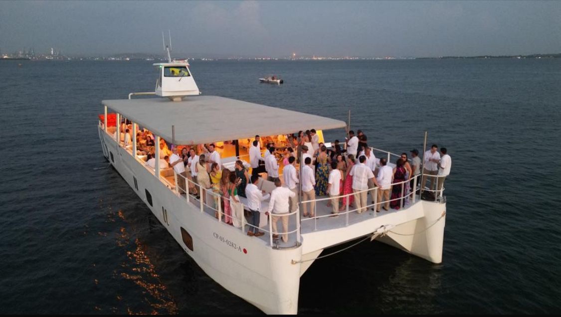 Fiesta al atardecer en la cubierta del Catamarán San Juan