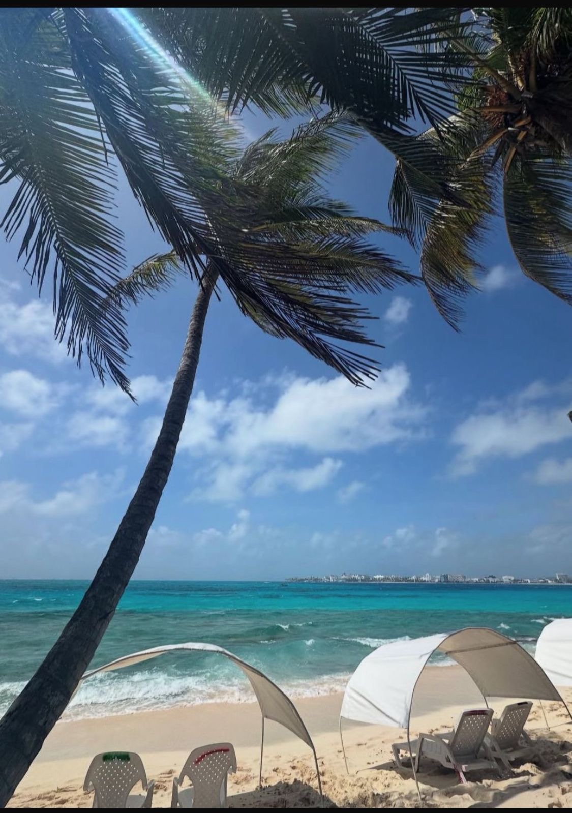 Carpas y sillas frente al mar turquesa en San Andrés